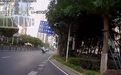 南昌一奔驰小车失控冲到路边发生侧翻 公交司机和乘客纷纷出手