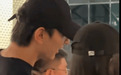 偶遇于小彤携女生逛街遛狗 低声交流疑似新恋情