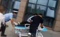 池州一孕妇腹痛不止，报警后警车开道5分钟送医