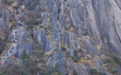安徽黄山天都峰一男子擅自从陡峭野路攀爬上山被困半山腰，景区回应
