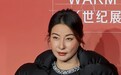 郭晶晶妈妈香港被遇，不染发不化妆，69岁身姿挺拔