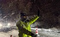 零下9℃夜守乌鞘岭段国道　警灯化作风雪里灯塔