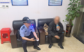 八旬老人误下高铁站 信江民辅警暖心助其踏上归途