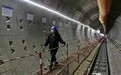 头灯照亮幽深隧道，王健坤深夜步行十余公里排查线路故障