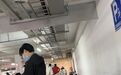 iPhone Duo明日开售，有人店外打地铺提前2天排队，“168元转让排队位置”