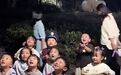 桂花雨下在孩子头上也下在我们心上孩子们都接住了属于童年的桂花雨 “童