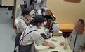 外国顾客打卡阜阳奶茶店，执意给小费，每人1美元扔下就走