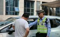 前挡风玻璃下摆满陶瓷摆件 景德镇一辆“网红陶瓷网约车”被查