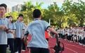 【#校运会最抢镜的摄像师#】近日，福建厦门一中学的校运会上，一位扛着