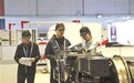 和车门较劲的女孩　成了“冠军中的冠军”