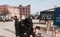 4岁幼童流落车站 特警相助“找妈妈”