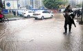 路面积水过街难 不怕，我老刘来背你们