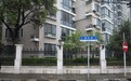 贴罚单之外，上海交警利用小区用地红线“挤”出停车位