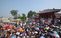 10万人涌向绵竹玉泉镇喝圣母泉水