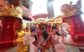 图： 香港一商场打造八彩金狮迎新岁