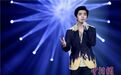 李健剑指"歌王"羽泉 童声合唱助阵《月光》引乡愁