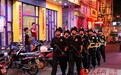 三亚特警夜间路面持枪武装巡逻加强防控力度