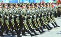 看，红场上中国军人的正步