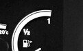 判断油箱口位置有技巧 看车系还可看油表灯箭头