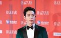 井柏然帅气亮相芭莎慈善夜 手写海报遭明星疯转