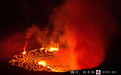 摄影师火山口冒死拍摄火红岩浆翻滚震撼景象（组图）