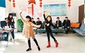 小女孩给叔叔阿姨献花拜年