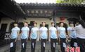 瘦西湖导游向中外游客讲述扬州故事