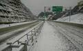 云南昭通：降雪致高速封闭4小时 交管部门紧急融冰除雪