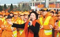 贠恩凤献歌环卫工