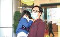 郑中基再添一子凑“好”字 亲手为儿子剪脐带(图)