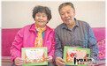 乌鲁木齐市七旬夫妻展示60年代结婚证 幸福成为“奖状”