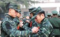 老兵退役敬礼摘警衔