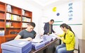 “四点半课堂”辅导孩子作业