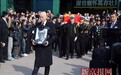 葛存壮遗体告别式八宝山举行 葛优憔悴含泪送别父亲