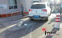 新疆一司机内急 错把油门当刹车开车“进”厕所