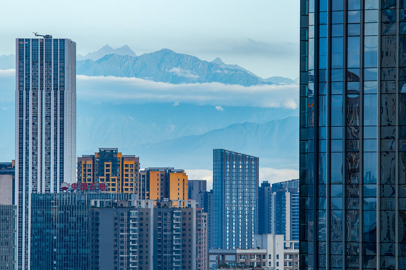 成都呈现窗含西岭千秋雪盛景