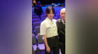 辛芷蕾黑白配穿成帅气<em>Madam</em>，腰带不勒裤子，只负责盘在肚皮上！