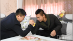 谷堆49号：爆笑掰手腕，朋友俩人闲来无事，奇葩搞笑登场.<em>mp</em>
