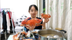 海鲜火锅，<em>10头</em><em>鲍鱼</em>两只三目蟹，蘸着辣椒，越吃越爽