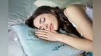 "<em>sleep</em> funny"不是睡得很搞笑，那是什么意思？
