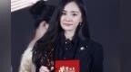 杨幂是有多瘦？隔着<em>西装裤</em>都能感觉到她腿细得不行