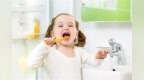 宝宝刷牙时总是吃牙膏，会中毒吗？怎么帮他纠正