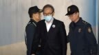 韩国前总统李明博被捕<em>349</em>天后被保释 戴口罩现身