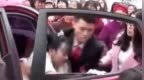 新娘要<em>8800</em>的下车钱 新郎发火对新娘拳打脚踢