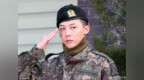 <em>BIGBANG</em>队长<em>权</em><em>志</em><em>龙</em>退伍回归 戴贝雷帽敬礼表情严肃