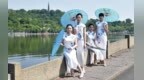 脱去制服穿上旗袍 杭州西湖<em>白</em>堤<em>青花</em>旗袍秀 妩媚动人引游客惊呼