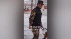 训练有素！军犬用一瓶矿泉水就能<em>拴住</em>