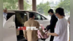 唐艺昕生<em>女</em>之后首露面戴<em>墨镜</em>出院状态好，张若昀医院门口送红包