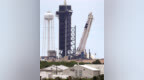猎鹰9号火箭就位！S<em>p</em><em>a</em><em>c</em><em>e</em> X“龙”飞船将运载两名美国宇航员进入太空