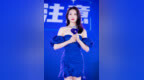 <em>宋</em><em>茜</em>跪在地上和粉丝合影